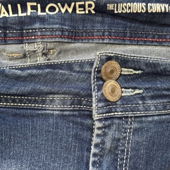 2010’s Y2K Wallflower Light Blue Cuffed Denim Jean Capris Juniors Size 17 - Picture 2 of 4